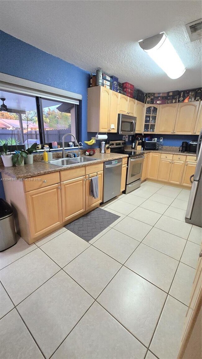 Building Photo - 4737 SW 135th Pl