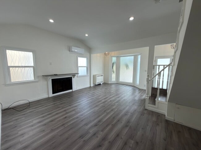 Building Photo - 1110 Mira Mar Ave