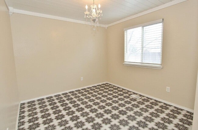Building Photo - Spacious Home in Quiet Neighborhood