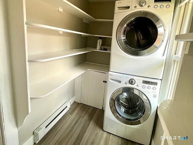 Building Photo - 9 Hicksville Rd