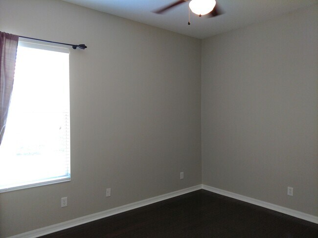 Building Photo - Annual Rental: Luxurious 4 Bedroom 3 bath ...