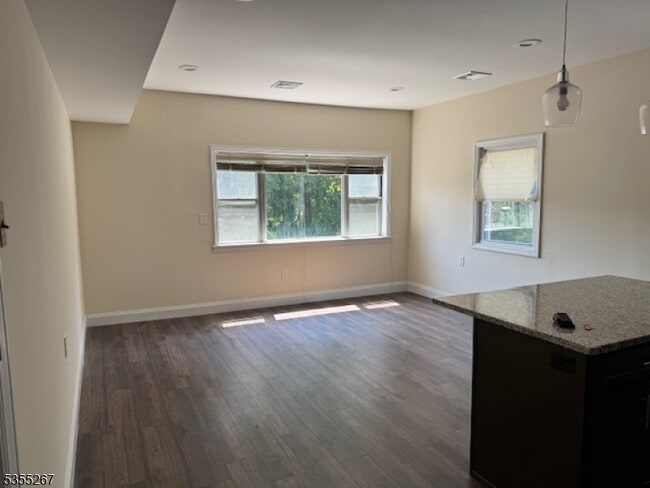 Building Photo - 3 Bank St