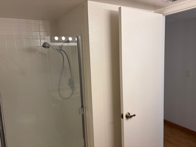 Building Photo - Close to Schools & Shopping