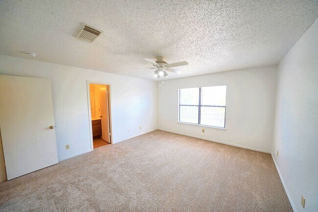 Building Photo - Move-in Ready Home Available in Converse -...