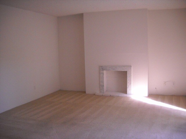Building Photo - Parkwoods 5576-4