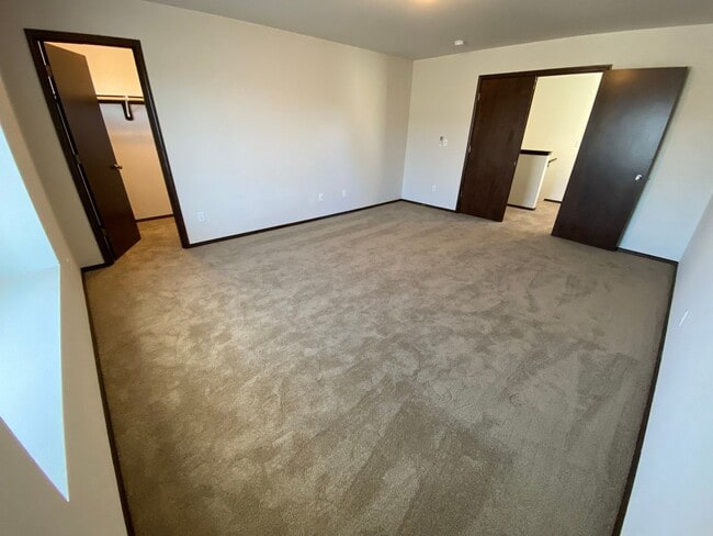 Building Photo - Newer, Spacious 5 Bedroom 3 Bed House!