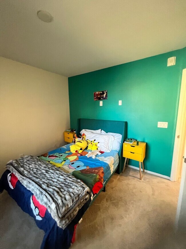 Building Photo - Spacious 4 Bed | 2-Story Townhome in Lake Pointe near Eastlake Vistas