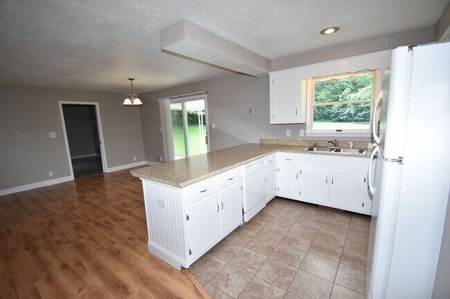 Building Photo - 2 Bedroom Pet Friendly Home For Rent!