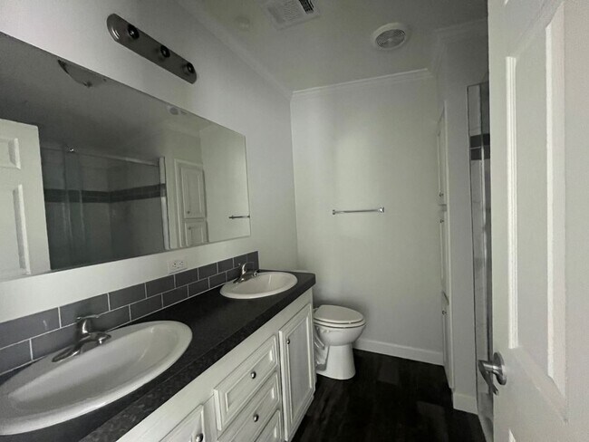Building Photo - 587 Leopard Ln