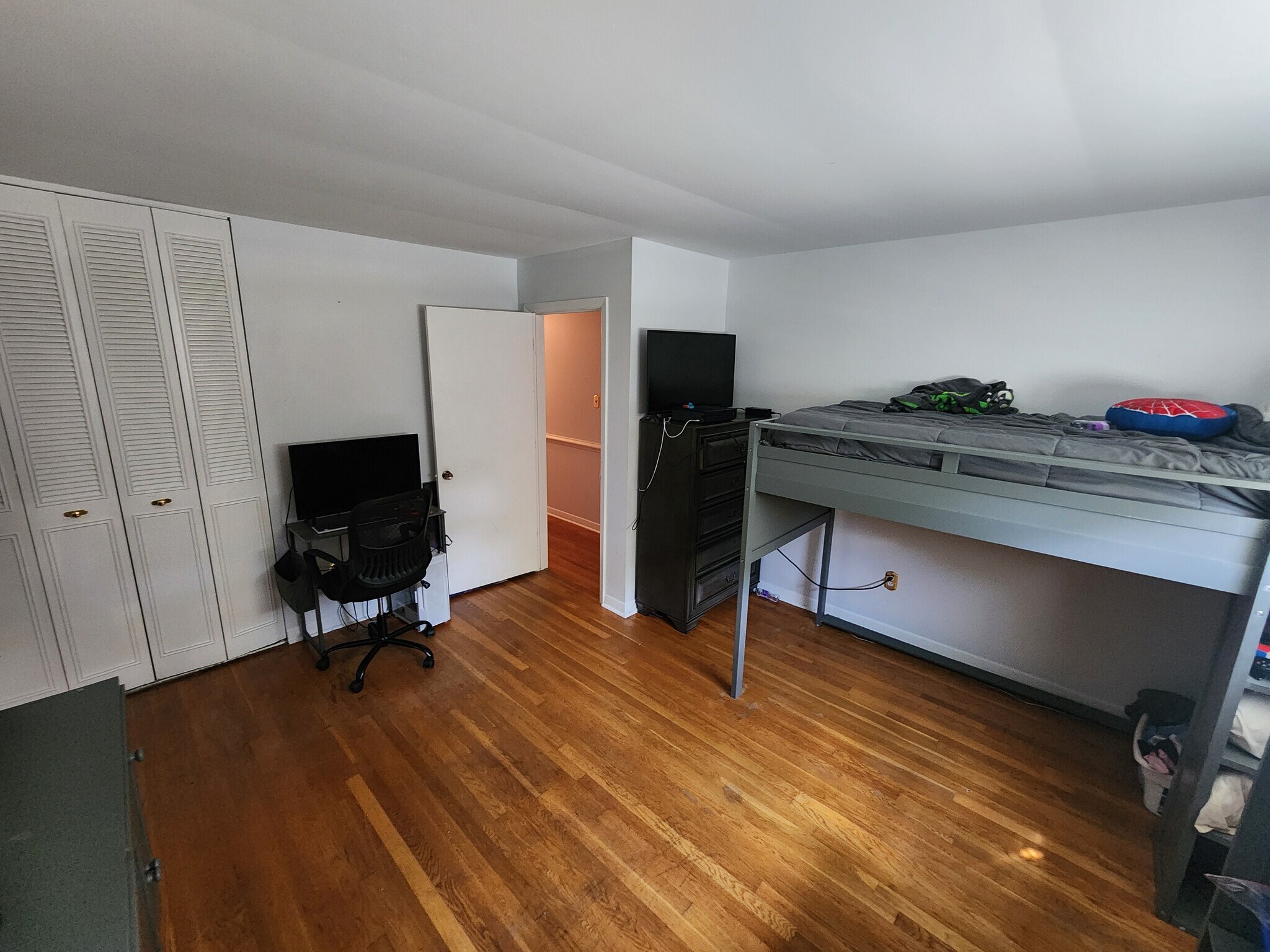 Building Photo - 8176 Surrey Ct