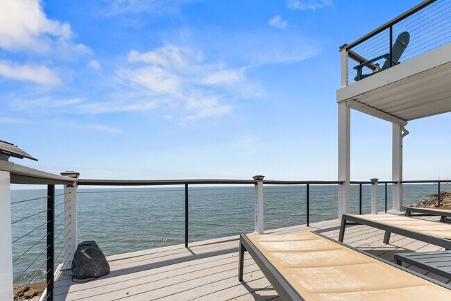 Building Photo - Grand View 115