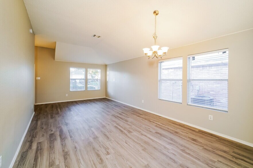 Building Photo - 706 Langford Dr