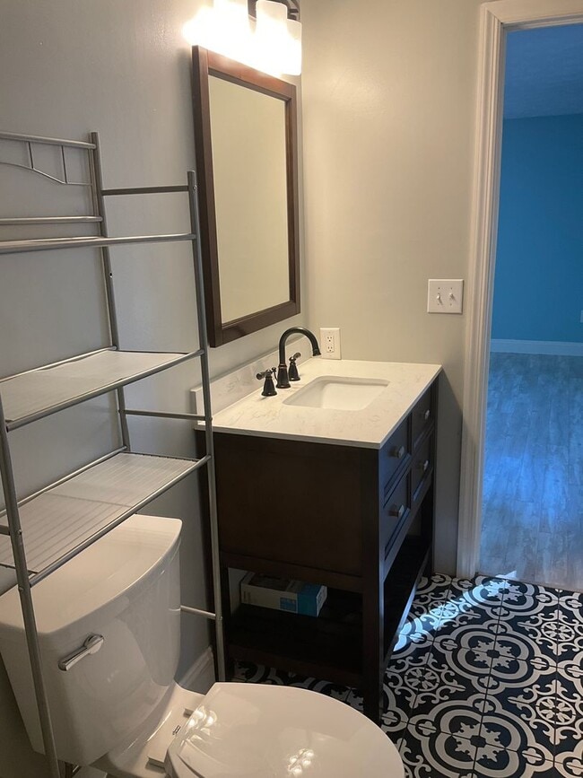 Building Photo - Spacious 3bed 3 bath Split-Level in Bethel...