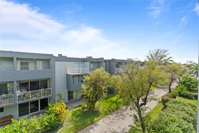 Building Photo - 9373 Fontainebleau Blvd
