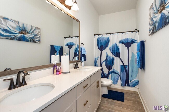 Building Photo - Fully Furnished!  5 bedroom, 3 bath home i...