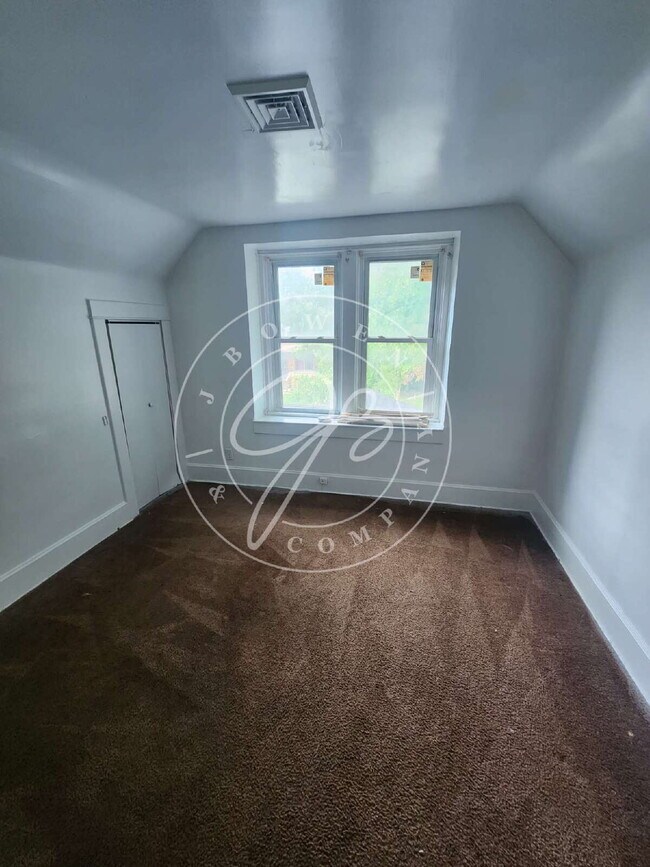 Building Photo - 3 bed 2 bath with over 1200 sq. feet