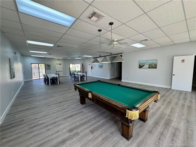 Building Photo - 2083 NE Collins Cir