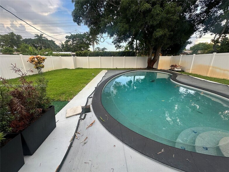 Building Photo - 526 S Rainbow Dr