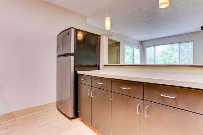 Building Photo - HUGE 1bed/1bath Downtown Living Available ...