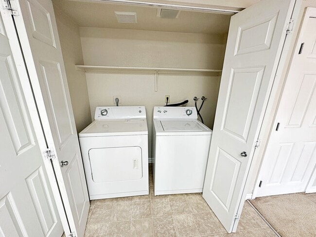 Building Photo - 3 BEDROOM, 2 BATH DOWNSTAIRS CONDO IN GUARD GATED COMMUNITY