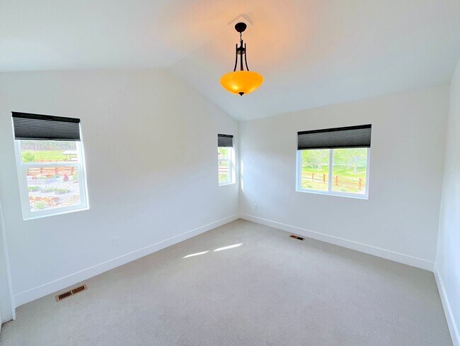 Building Photo - 5 Bedroom Home Available Near Baptist Rd &...