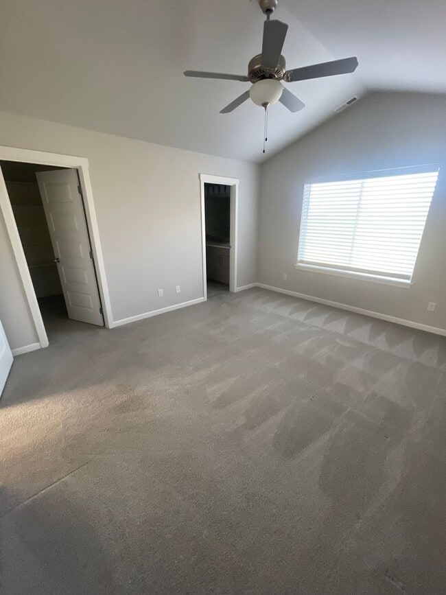 Building Photo - ** MOVE IN SPECIAL!** Must See in NE Albany!