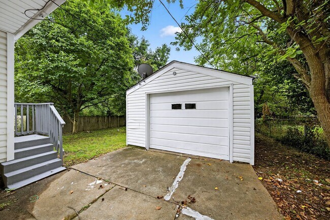 Building Photo - 416 Crawford Rd