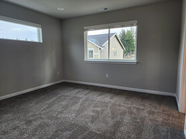 Building Photo - 15603 View Dr Ct SE