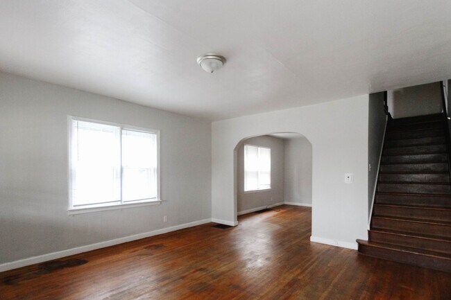 Building Photo - PRELEASING for AUGUST! Close to Campus: In...