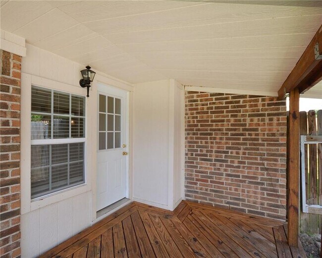 Building Photo - Charming 3 Bed 2 Bath Home in West Fort Worth