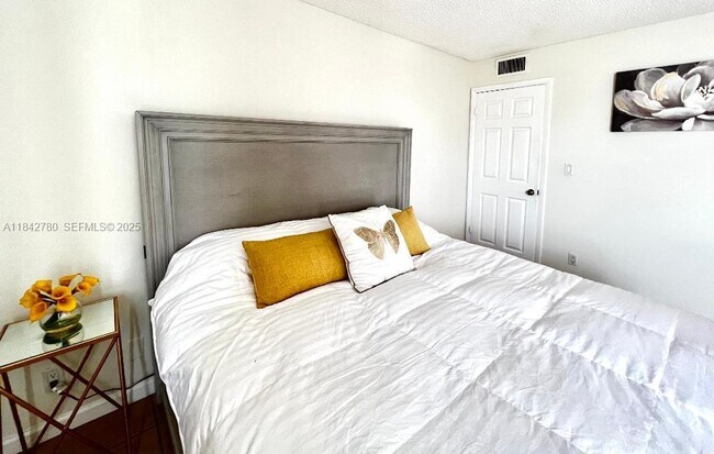 Building Photo - 401 Golden Isles Dr