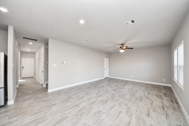 Building Photo - 4414 Silvergrass Ln