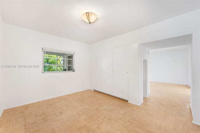 Building Photo - 520 W 51st Terrace