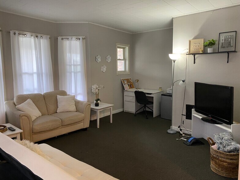 Living room 1 - 282 Yates St