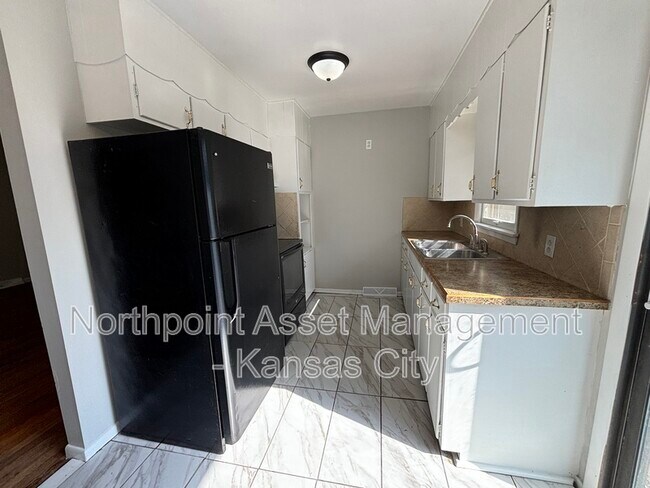 Building Photo - 5733 Cedar Ave