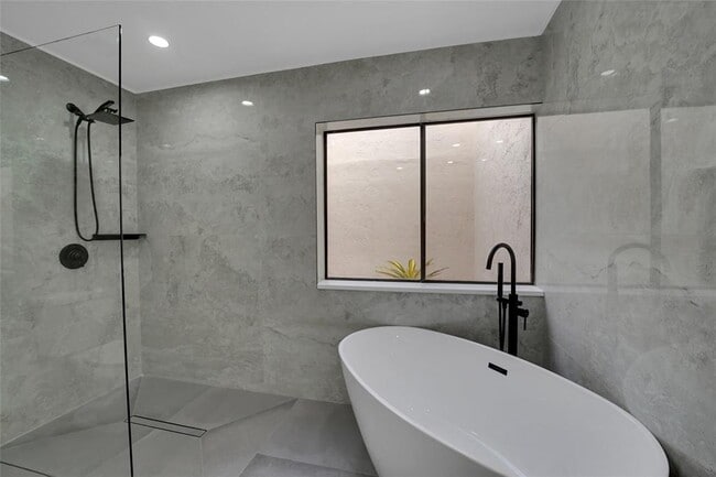 Building Photo - 7850 Villa Nova Dr