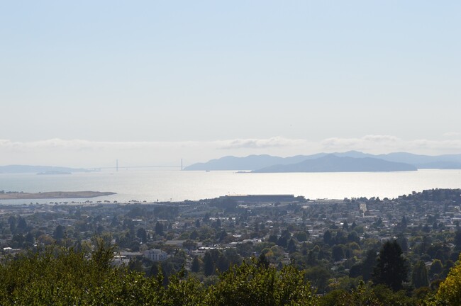 Building Photo - Fantastic Views with vine covered grand Tu...