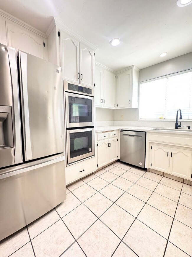 Building Photo - STAY COOL AND SAVE — ENJOY SOLAR-POWERED SAVINGS COMPARED TO STANDARD PG&E RATES