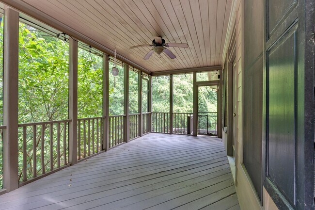 Building Photo - Spacious 7BR House in Powder Springs