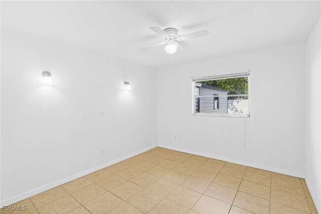 Building Photo - 6004 Deming Ave