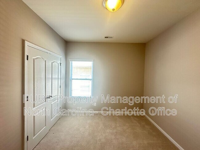 Building Photo - 3520 Larkhaven Ave SW