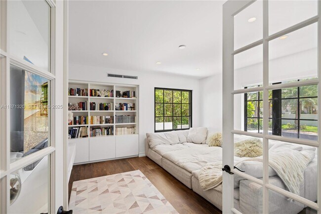 Building Photo - 5728 Pine Tree Dr