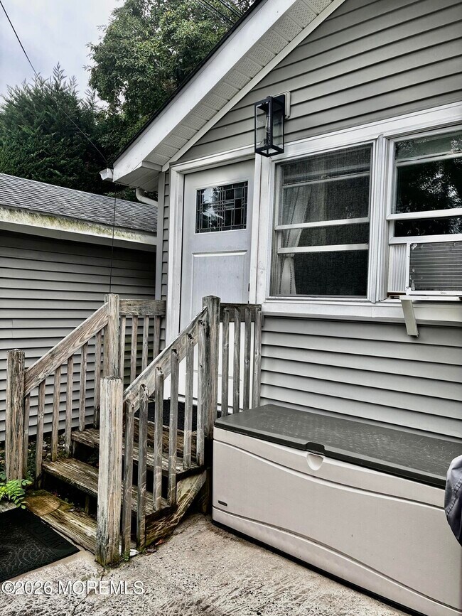 Building Photo - 106 6th Ave