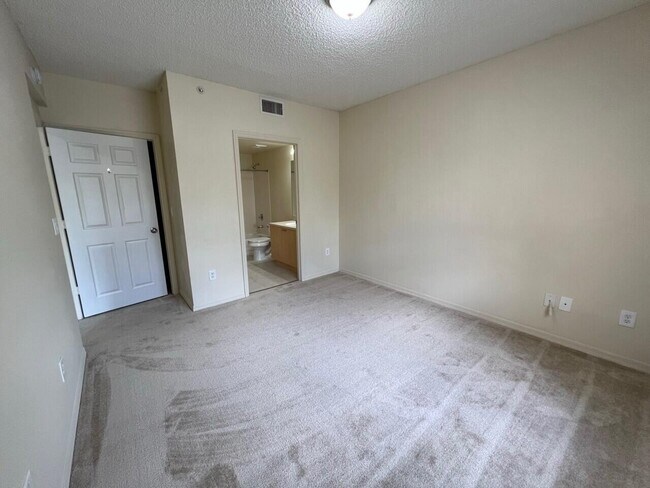 Building Photo - 5016 Lantana Rd