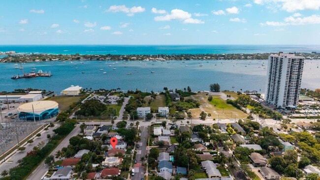 Building Photo - Charming 2-Bed With Backyard Oasis In West Palm Beach!