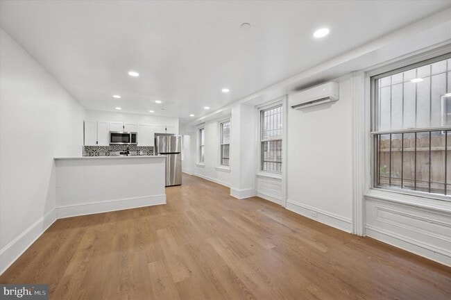 Building Photo - 1637 W Girard Ave