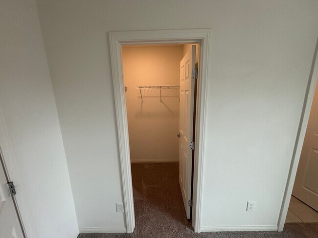 Building Photo - Beautiful 5-Bedroom, 4.5-Bath Home with St...