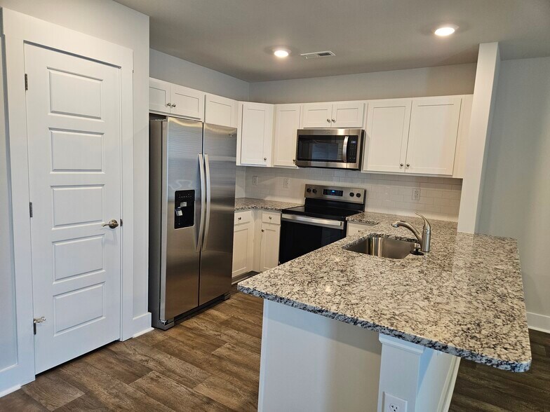 Building Photo - 4341 Majesty Dr