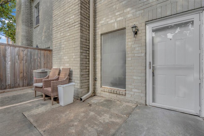 Building Photo - 4001 Tanglewilde St