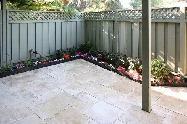 Building Photo - 278 Monroe Dr